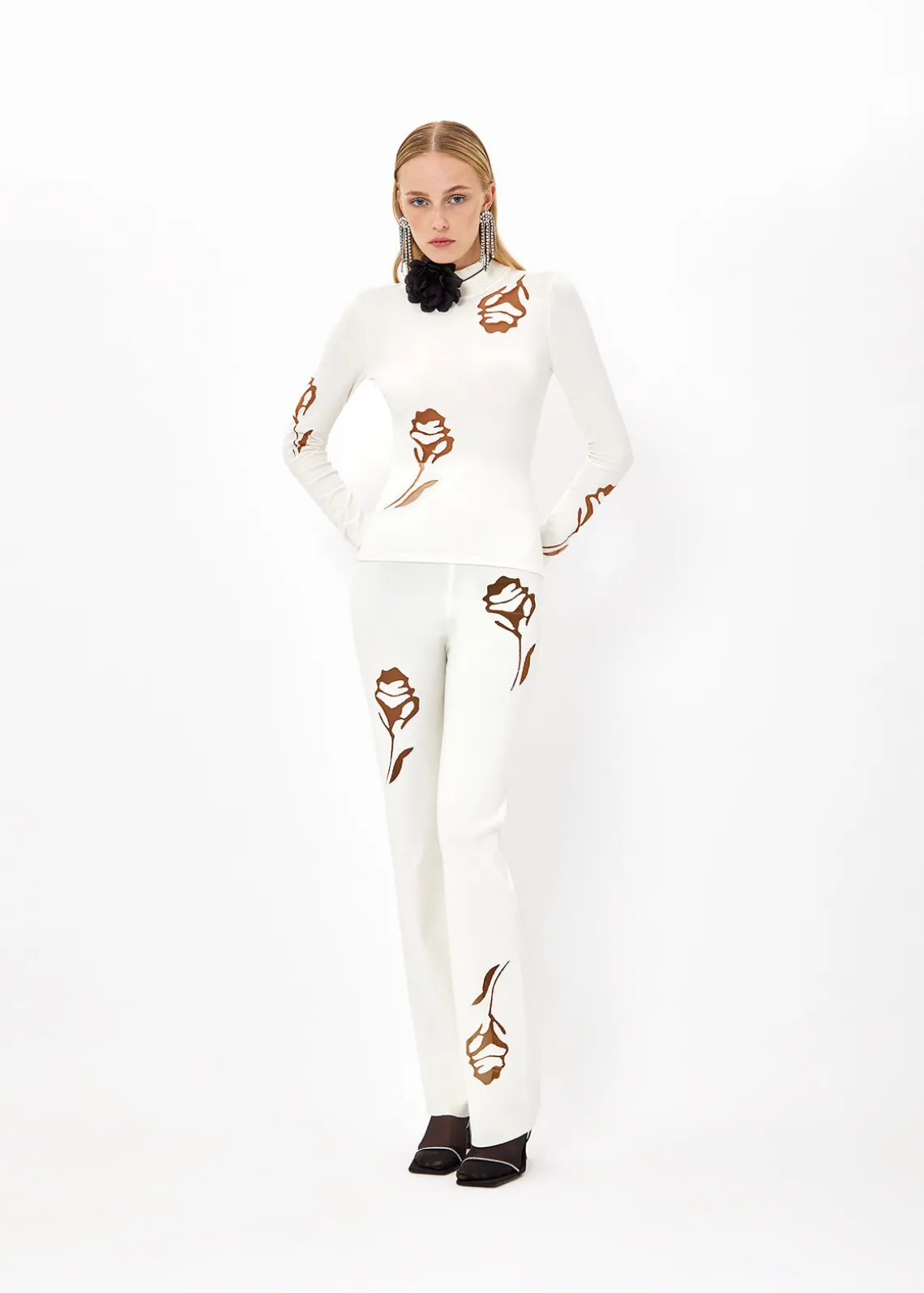 KNITTED PANTS WITH ROSES